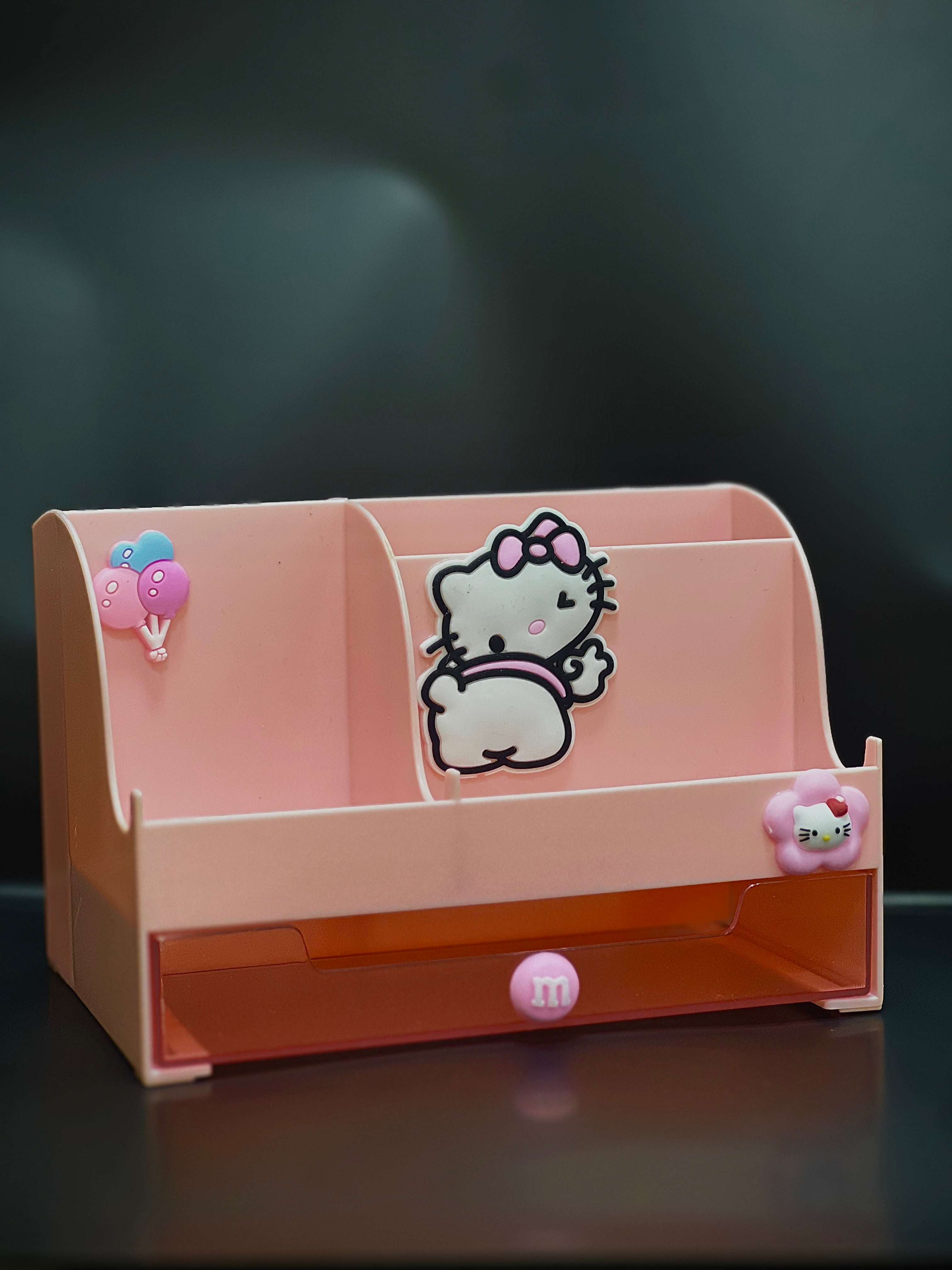 "منظم مكتب كرتوني لطيف - تصميم أنيق ودرج تخزين"