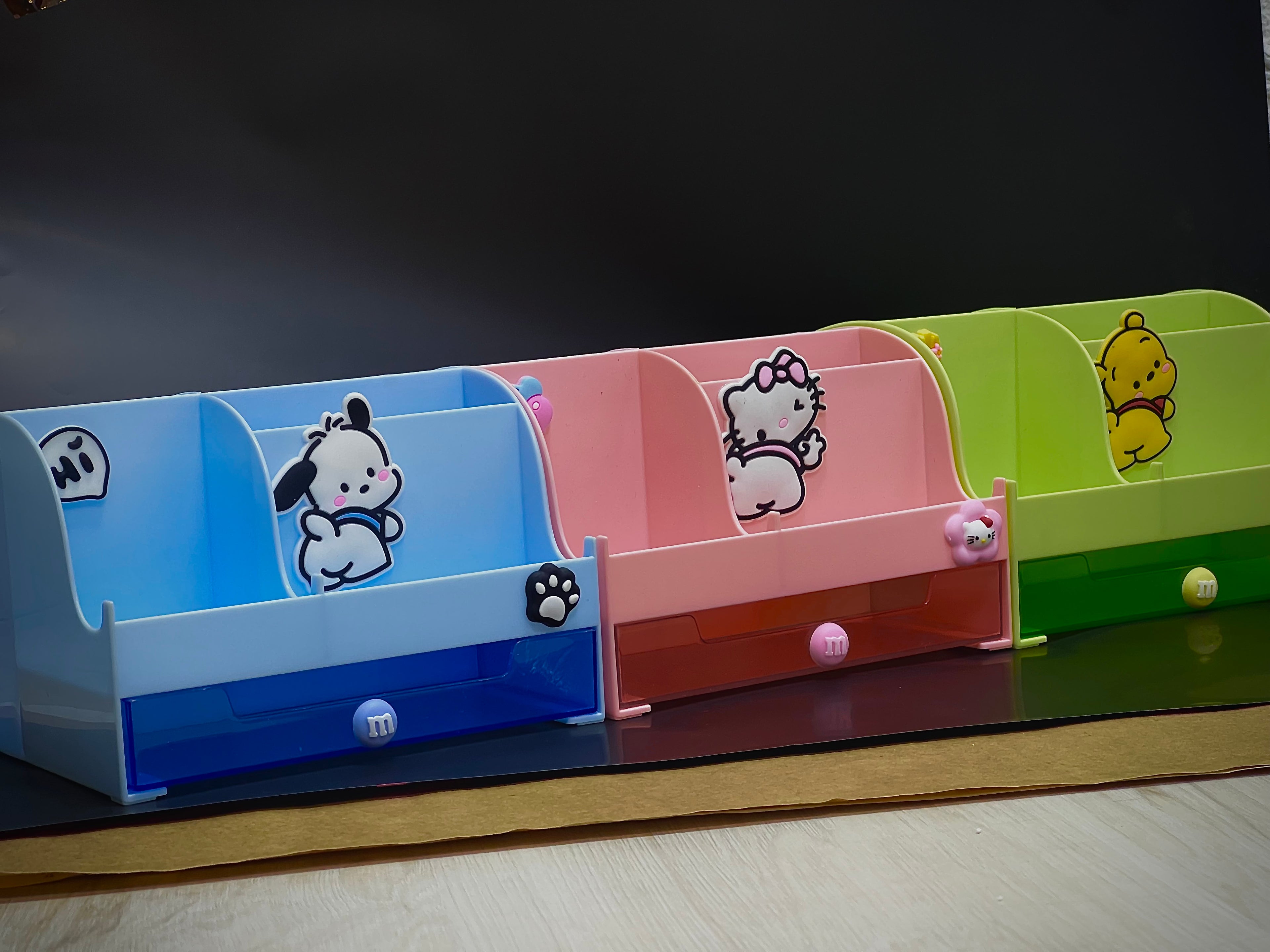 "منظم مكتب كرتوني لطيف - تصميم أنيق ودرج تخزين"