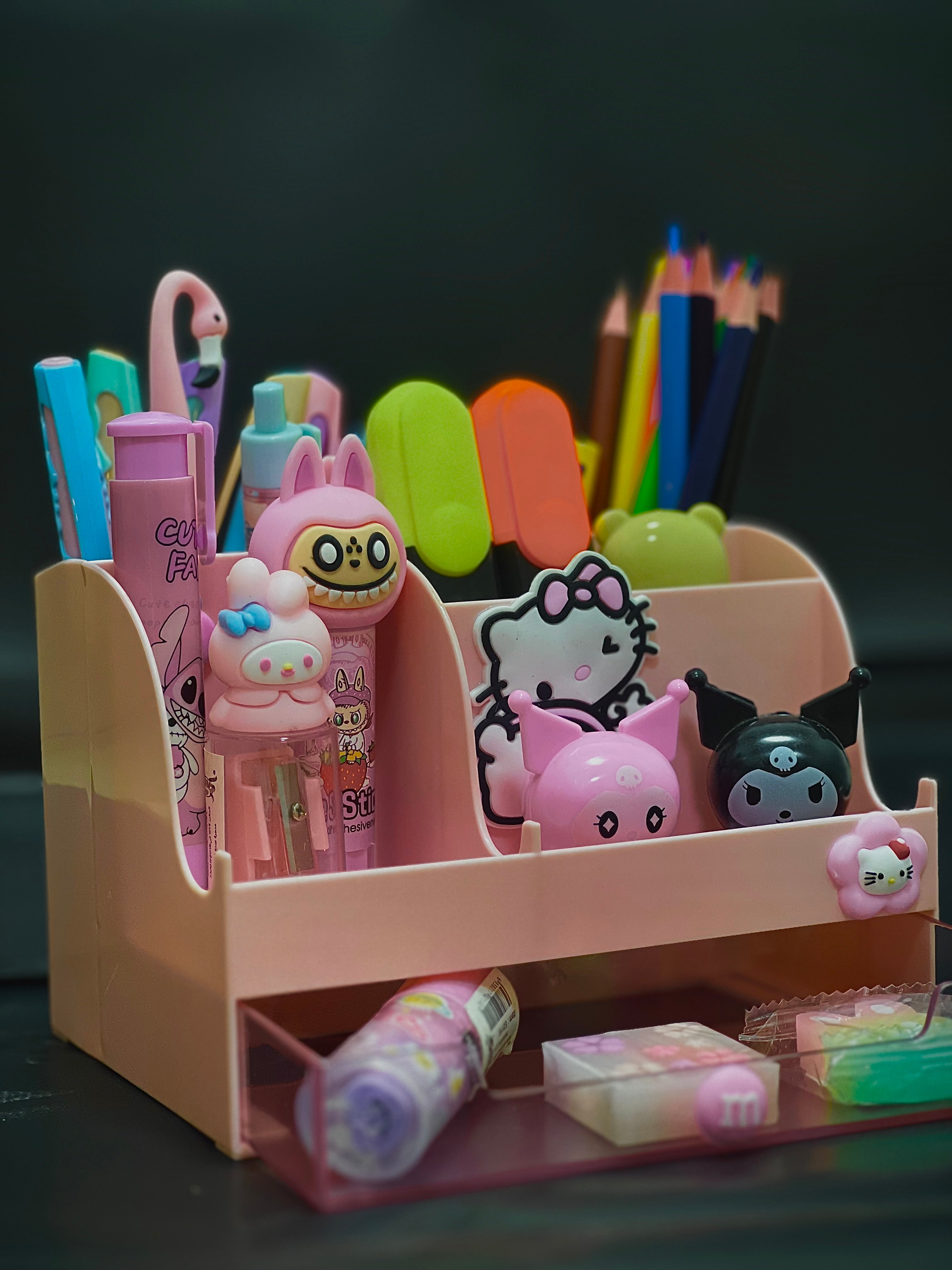 "منظم مكتب كرتوني لطيف - تصميم أنيق ودرج تخزين"