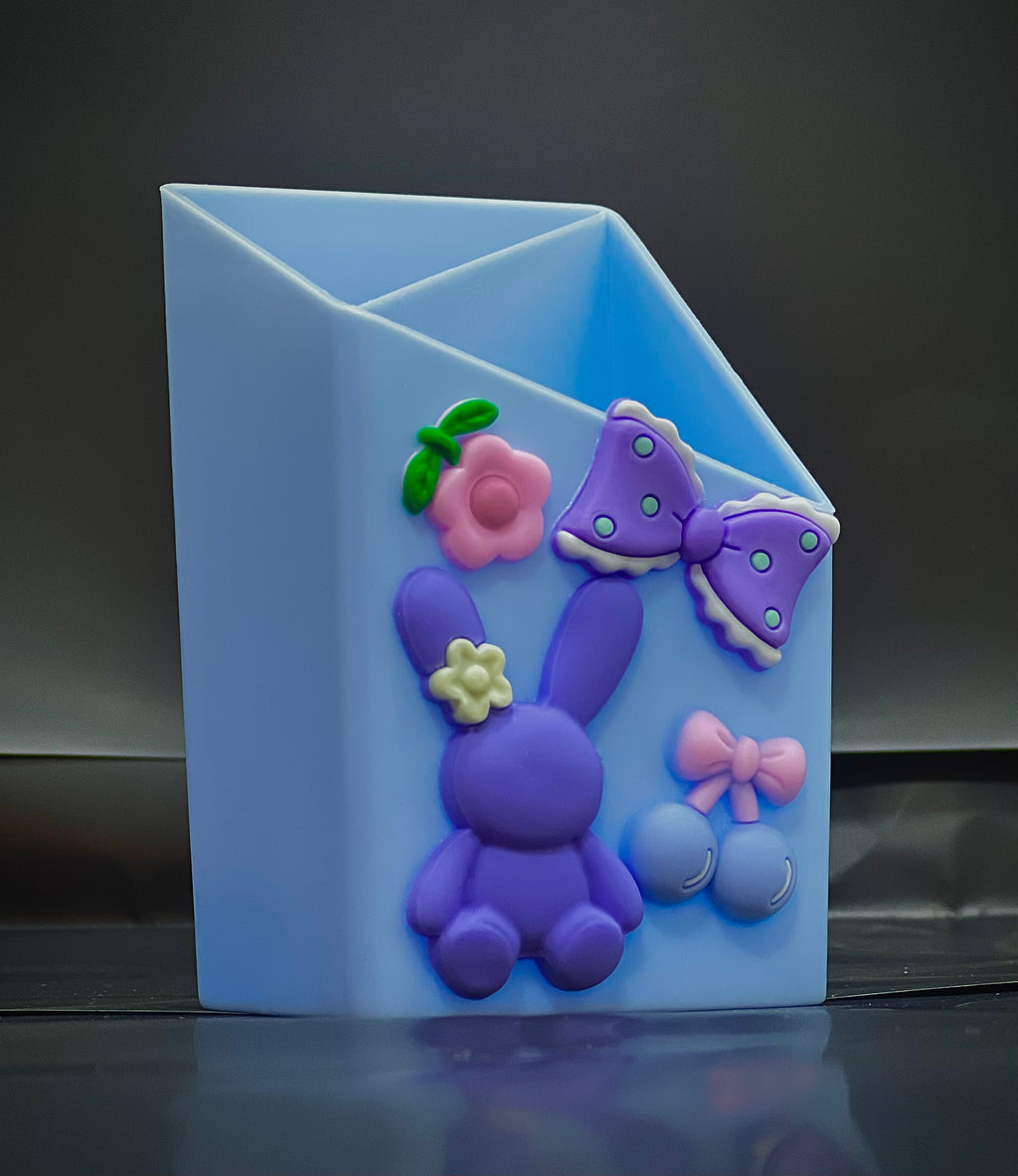 منظم مكتبي كرتوني – لمسة مرح وأناقة على طاولتك