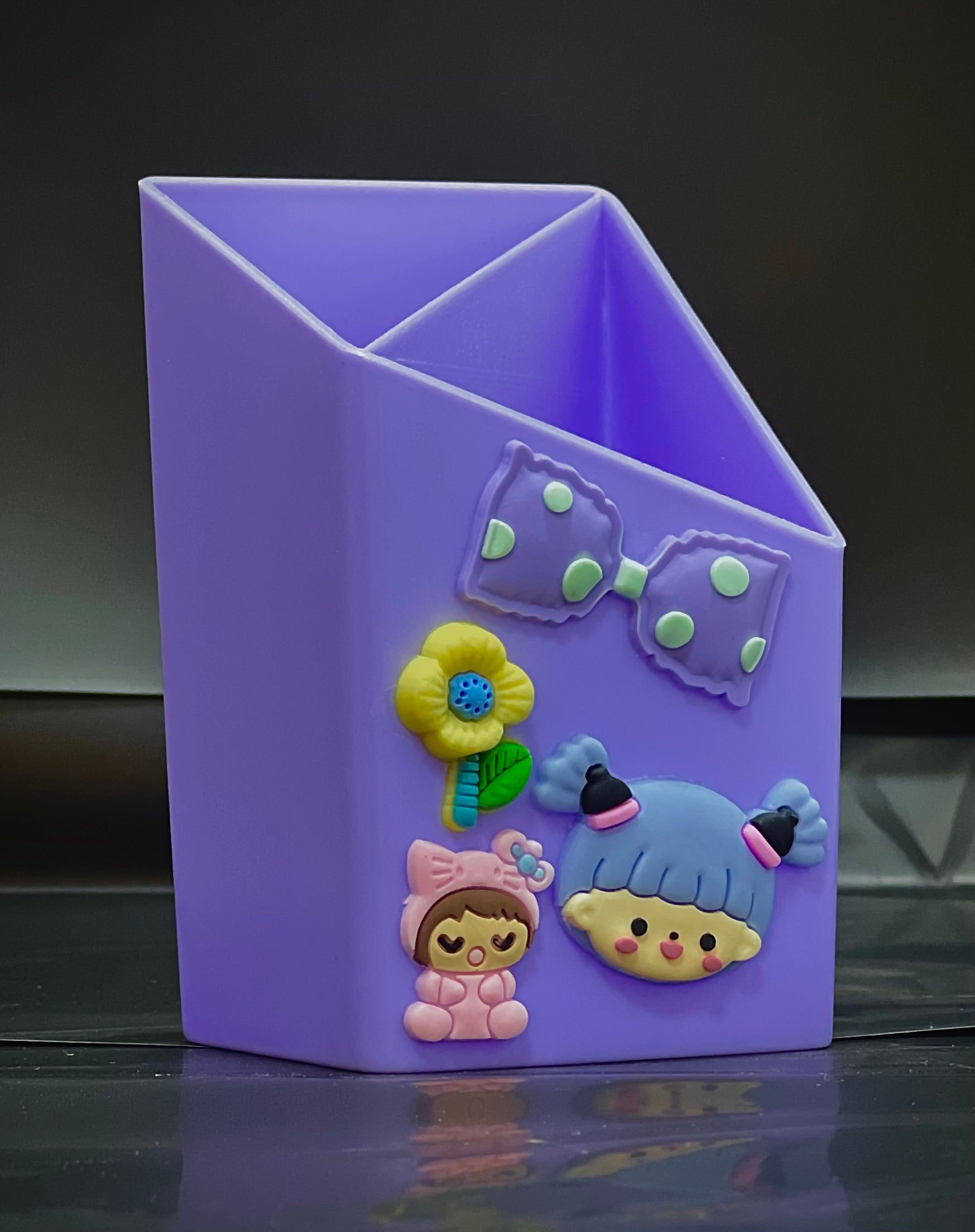 منظم مكتبي كرتوني – لمسة مرح وأناقة على طاولتك